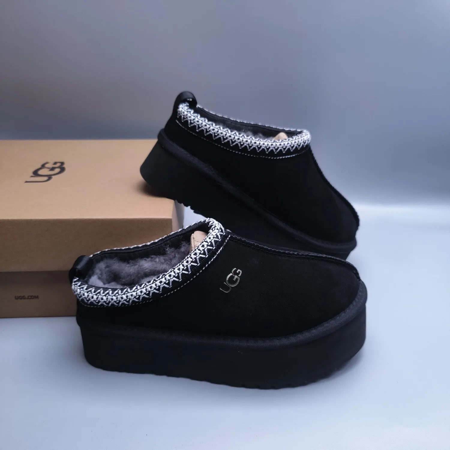 💰440 UGG sheepskin all-in-one snow boots 2553 co-branded national trend style thick-soled one-leg women’s snow boots🐾~ 🍭 A co-branded trendy item launched with well-known designer brands Feng Chen Wang and TELFAR. Zhou Dongyu & Wang Jiaer’s same style Fang Kete boots. The slip-on design makes it easy to put on and take off, and can be used indoors or outdoors. The exotic edging design is eye-catching, and it is definitely worth buying~ 🍭Material: cowhide➕sheep fur Outsole: rubber (light wing technology) 🍭Color: black, maroon, sand, dark green, light gray, chocolate, beige, walnut, brown, dark gray, red 🍭Number of codes: 35-42